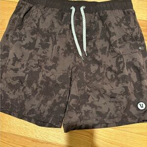 Vuori Men's Hybrid Kore Shorts in Burgundy Camo